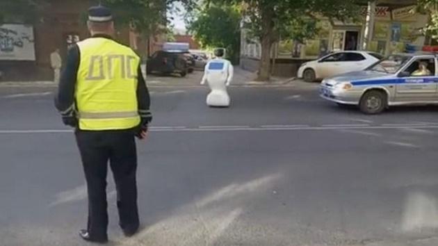 Vídeo: robô escapa de laboratório e provoca confusão no trânsito-0