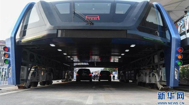 China inaugura o primeiro coletivo que viaja por cima dos carros-0