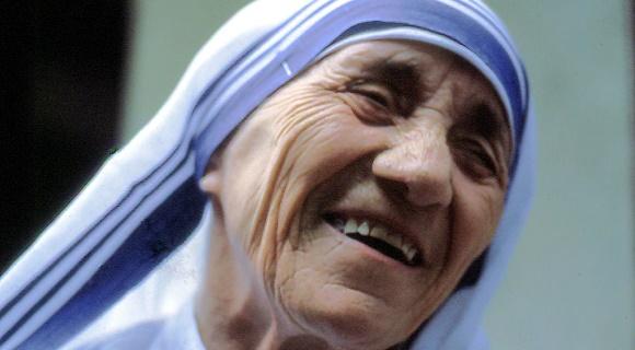 Madre Teresa de Calcutá é tornada santa pela Igreja Católica-0