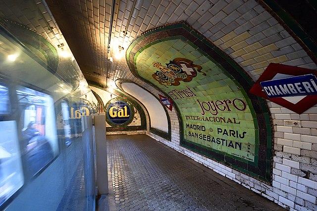 Primeiro "trem" subterrâneo do mundo é aberto em Londres-0