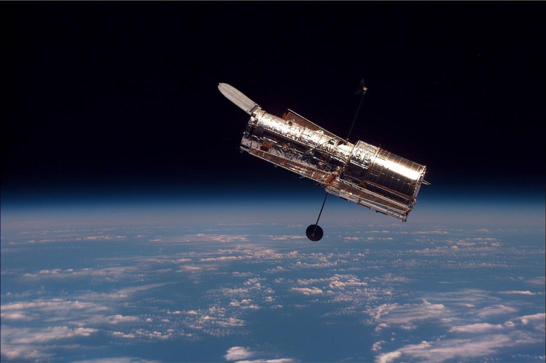 Telescópio espacial Hubble é colocado em órbita-0