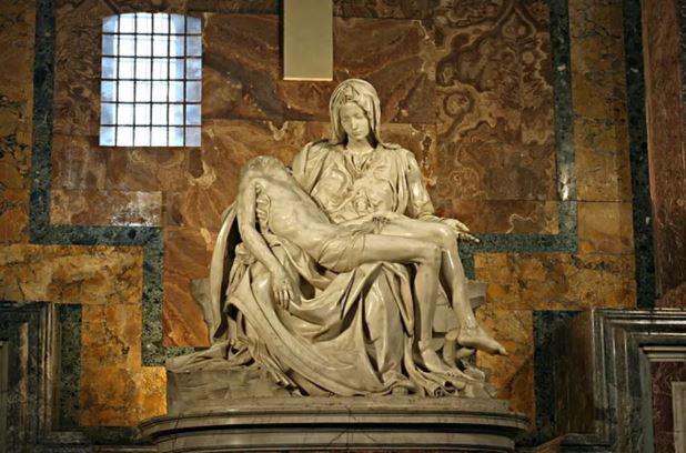Pietá, de Michelangelo, é vandalizada no Vaticano -0