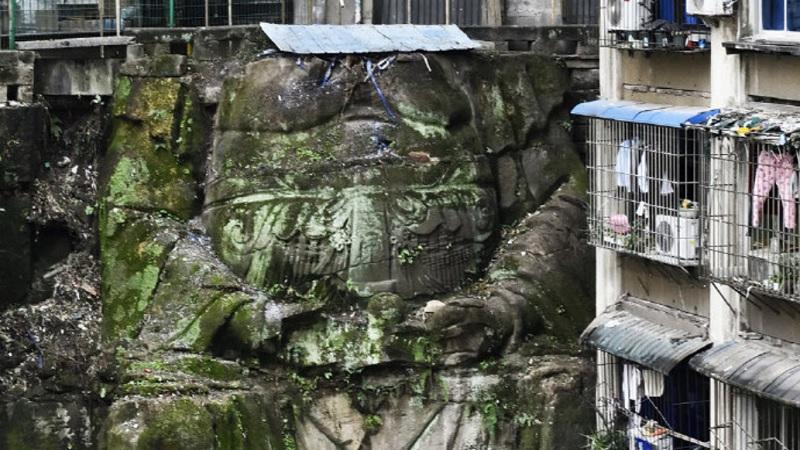 Estátua milenar de Buda gigante sem cabeça é encontrada entre prédios na China-0
